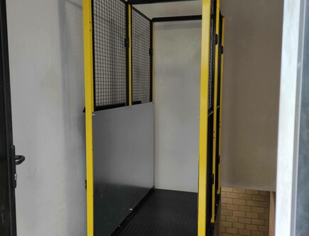 Goods lift - 0
